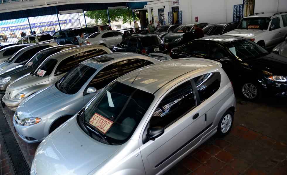 Cuba actualizará política de comercialización de vehículos